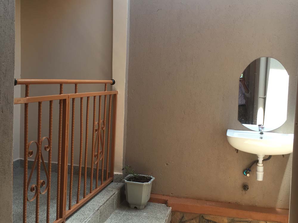 Bed and Breakfast in Kayunga Uganda. BM Country Side Inn Kayunga Uganda. Clean Secure Lodge Accommodation Services in Kayunga with Self Contained Rooms with DSTV and Internet/Wifi Near Kayunga Hospital, Ideal for Corporates/Tourists/Travellers in Eastern Part of Uganda. Ugabox