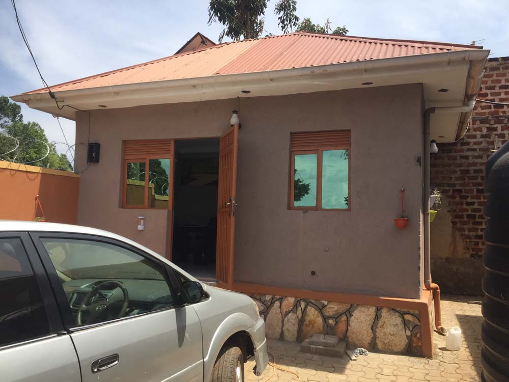 Bed and Breakfast in Kayunga. BM Country Side Inn Kayunga Uganda. Clean Secure Lodge Accommodation Services in Kayunga with Self Contained Rooms with DSTV and Internet/Wifi Near Kayunga Hospital Ideal for Corporates/Tourists/Travellers in Eastern Part of Uganda. Ugabox
