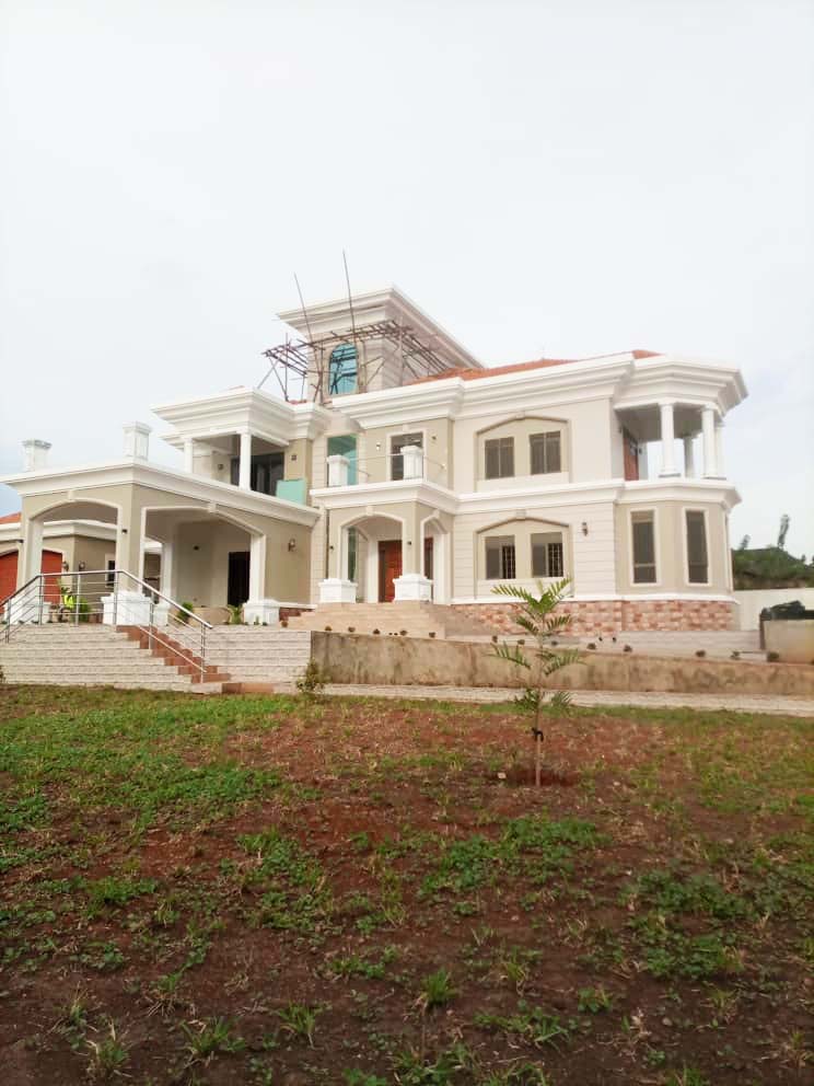 Painting Services in Kampala Uganda. Painting Company Uganda, Interior Design And Exterior Paint Services, Quality House Painting Services in Uganda, Interior Painting Services, Wall Painting in Uganda, Hometec Interiors Ltd Uganda, Ugabox