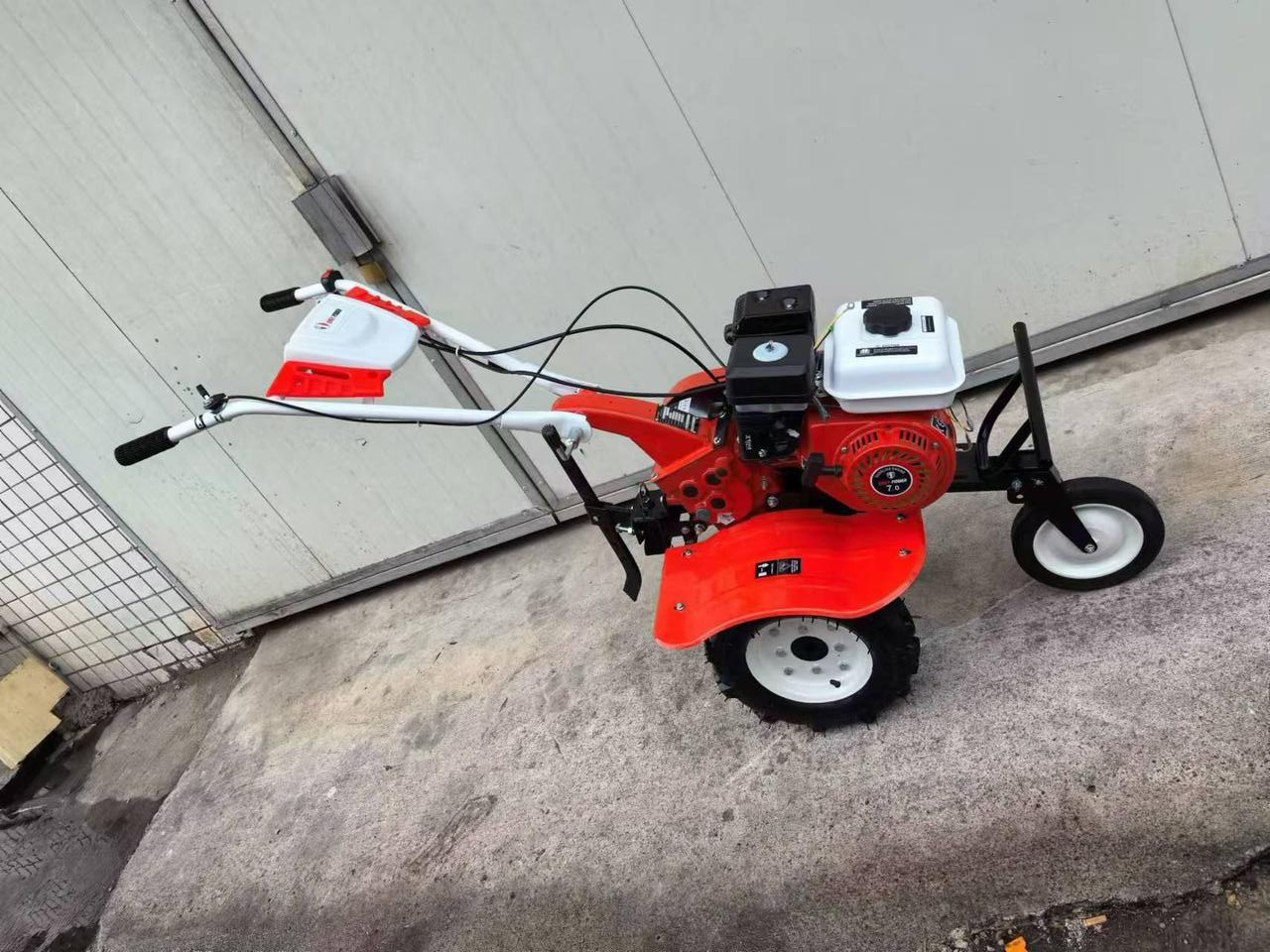 Price in Uganda for Walking Tractor. UGX: 3,300,000. Garden Tiller Easy Power Brand for Sale in Kampala Uganda. Equipment For Gardening/Farming And Commercial Agricultural Use. Machine World Uganda Importer, Supplier, Distributor, Assembler and Installer of Domestic And Commercial Agricultural Equipment And Industrial Agricultural Machinery in Kampala-Uganda, East Africa: Kigali-Rwanda, Nairobi-Mombasa-Kenya, Juba-South Sudan, DRC-Congo, Tanzania. Ugabox Machinery Marketing Platform Uganda | Ugabox.com