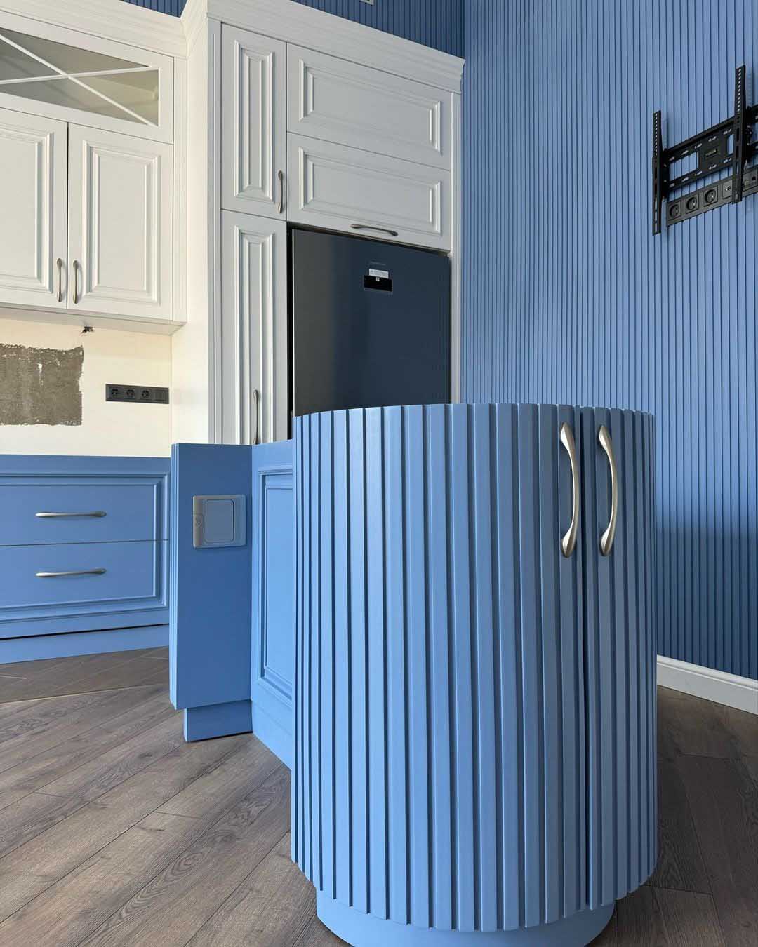 Kitchen cabinets design in Kampala Uganda. Wood cabinets installation. Trust Interiors Uganda. Leading interior design company in Uganda. Services: Interior design services, installation services, manufacturing of modern stylish furniture products in Uganda, East Africa. ugabox.com